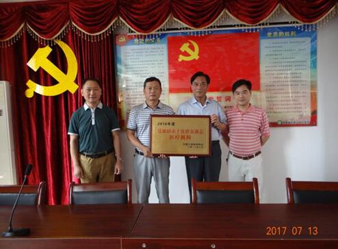市五院院长（左）接受中国江西网景德镇分站授予的“十优”群众满意奖牌