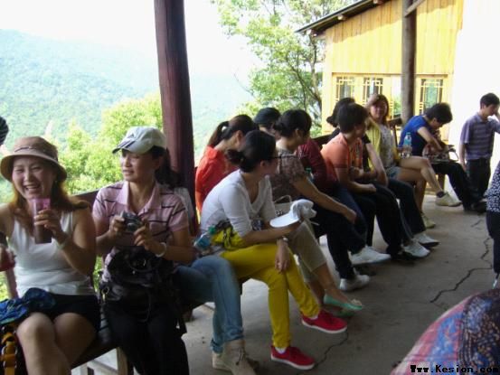 迎接“5.12”国际护士节——市五院组织女职工参加登山活动