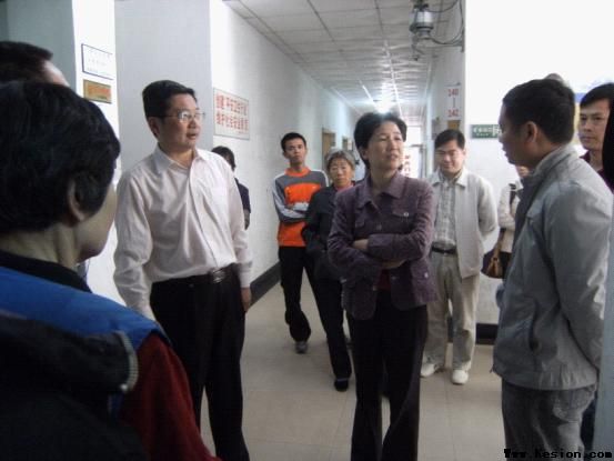 副市长沈薇在市第五人民医院调研