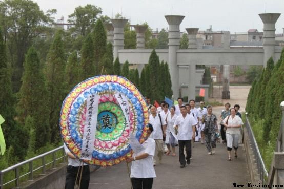 第五人民医院开展建党90周年瞻仰烈士陵园活动