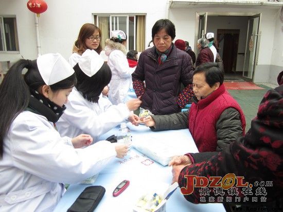 第五人民医院青年志愿者为孤寡老人送健康