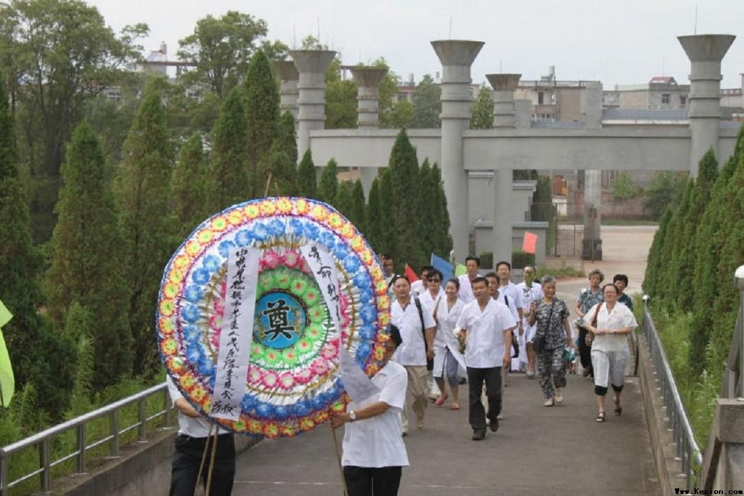 第五人民医院开展建党90周年瞻仰烈士陵园活动
