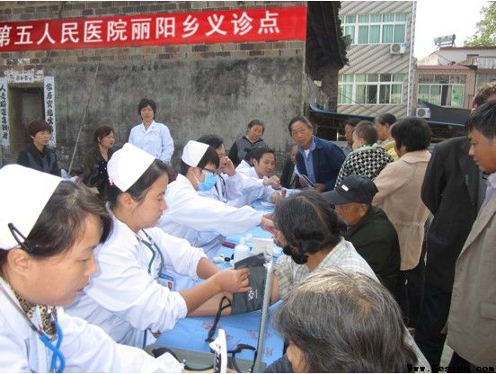 第五人民医院在创先争优活动中开展送医送药义诊活动