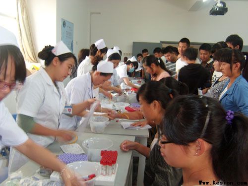第五医院为高校入学新生进行体检