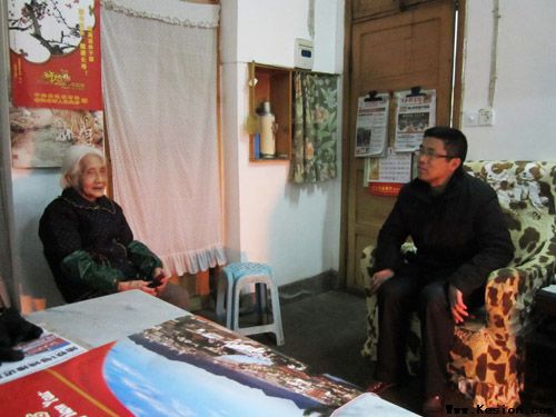 第五人民医院领导春节前走访慰问退休老职工