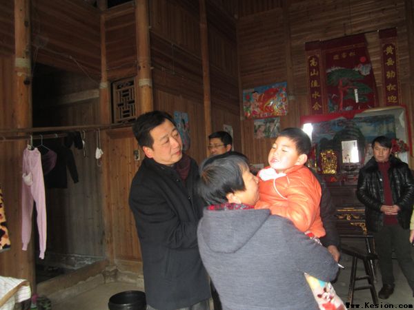 走访慰问帮扶户 嘘寒问暖送真情