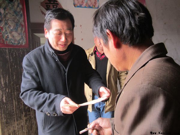 走访慰问帮扶户 嘘寒问暖送真情