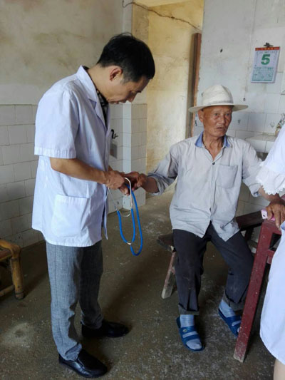 市五院开展党员志愿服务活动——为古城村老党员和残障人士进行义诊