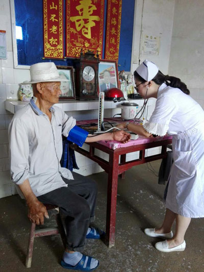 市五院开展党员志愿服务活动——为古城村老党员和残障人士进行义诊