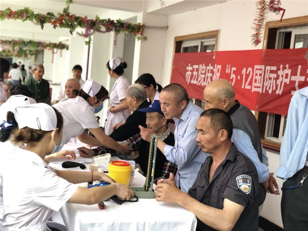 走进社会福利中心，传递医护真情爱心