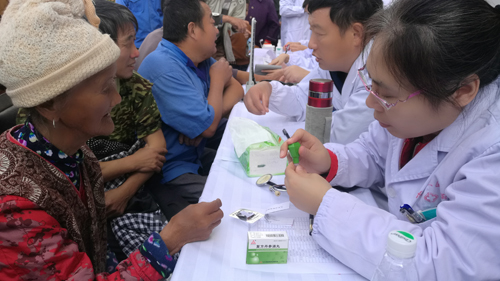 一次特殊的主题党日活动——市五院临床党支部为中州村群众送医送药