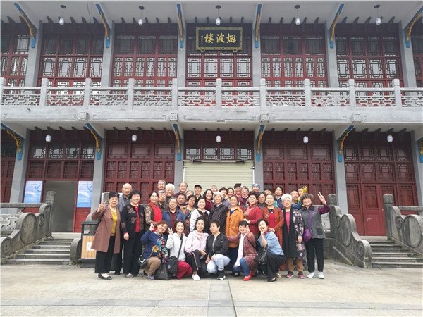市五院组织退休职工开展踏青游船活动