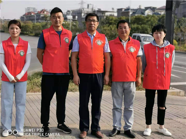 市五院组织志愿者站岗执勤,积极引导交通文明