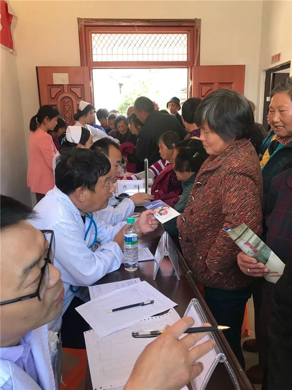 综治帮扶进槎口，健康扶贫暖民心