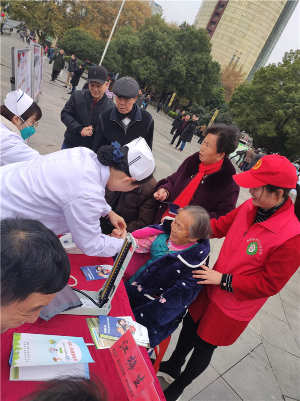 市五院参加卫健系统“不忘初心、牢记使命”主题教育成果展暨专家志愿者义诊活动
