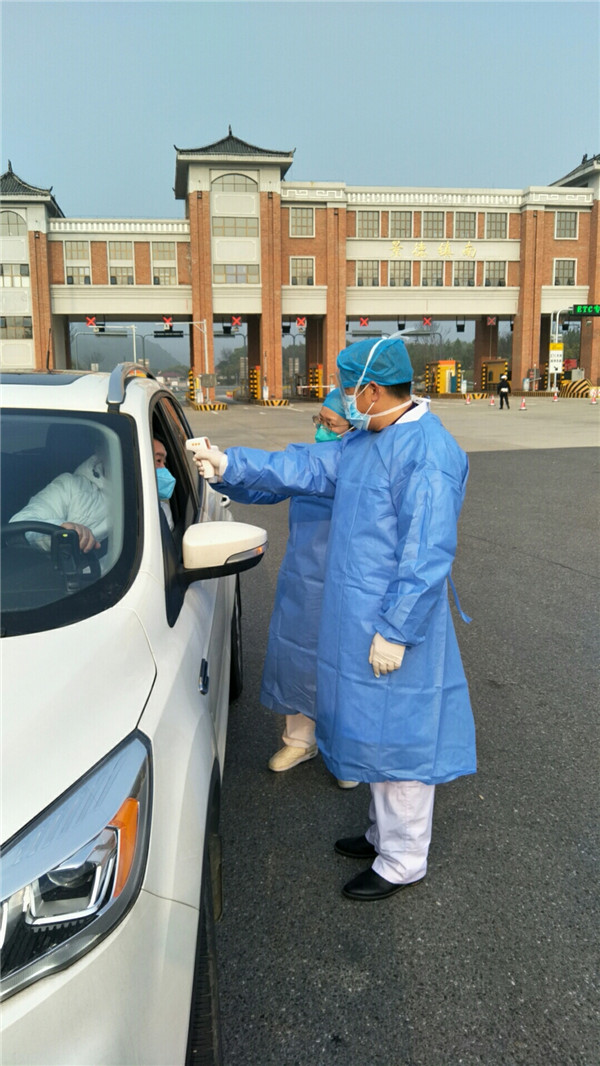 市五院协助高新区管委会对进城车辆及人员实施疫情排查