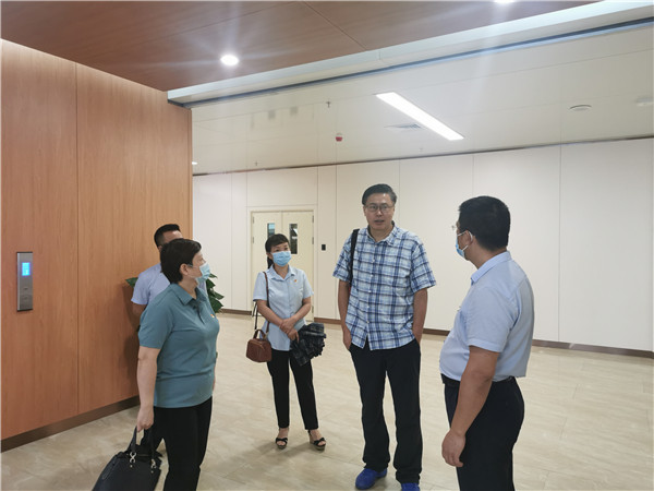 市五院党总支部书记郑寿赐带队参观访问南昌大学第一附属医院象湖院区