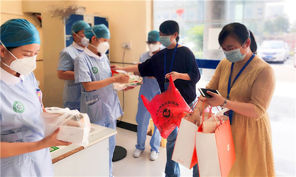 市五院妇委会开展“三伏天送清凉”活动