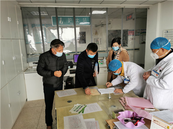 大年初一市五院院长走访慰问坚守岗位的干部职工