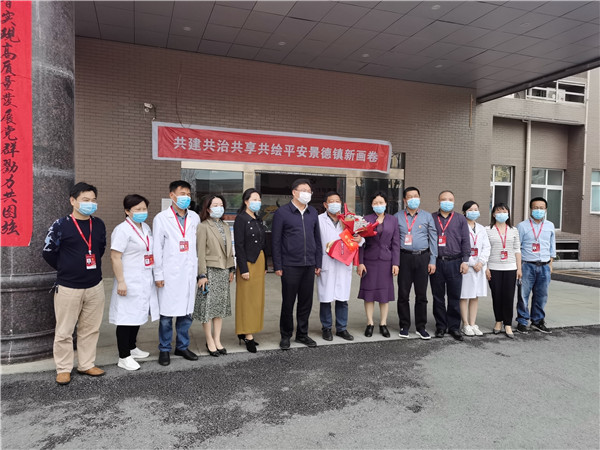 市领导“五一”节前走访慰问第五人民医院先进工作者