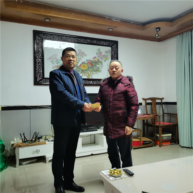 市五院春节前夕走访慰问退休老干部和困难职工