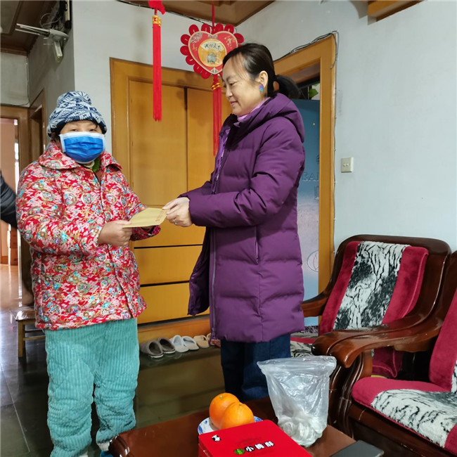 市五院春节前夕走访慰问退休老干部和困难职工