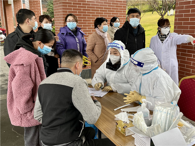 市五院领导班子看望慰问景南高速路口一线防疫工作人员