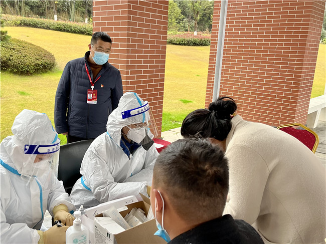 市五院领导班子看望慰问景南高速路口一线防疫工作人员