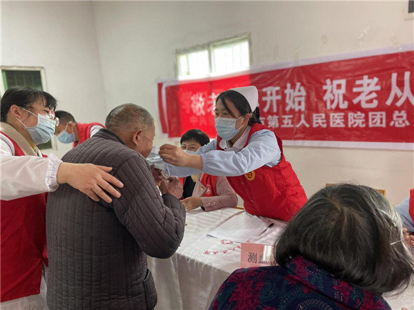 学习雷锋精神  敬老义诊先行——市五院开展科普之春暨学雷锋科普志愿者服务月活动