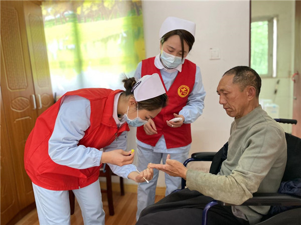 学习雷锋精神  敬老义诊先行——市五院开展科普之春暨学雷锋科普志愿者服务月活动