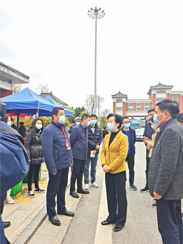 市长胡雪梅到景南高速路口督导调研疫情防控工作