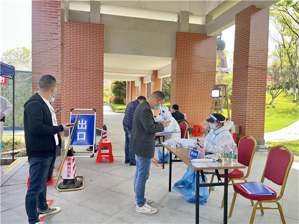 市五院工会慰问核酸采集点一线医务人员