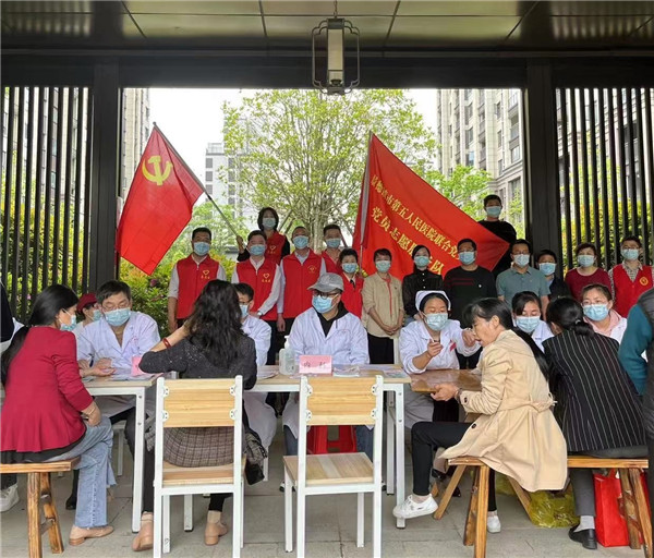 市五院联合党支部开展党员进社区义诊服务活动