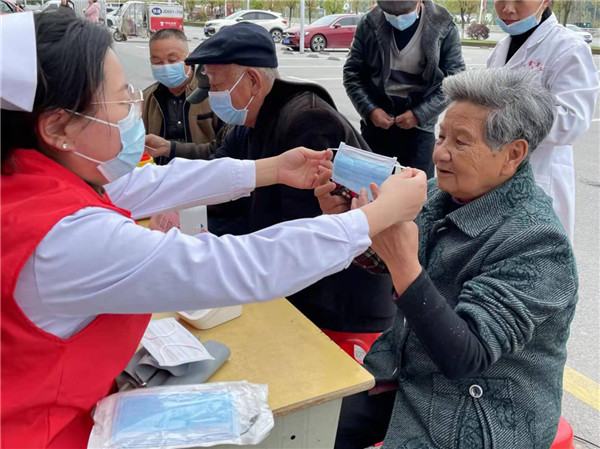 党旗在基层一线高高飘扬——市五院党员志愿服务队助力社区疫情防控