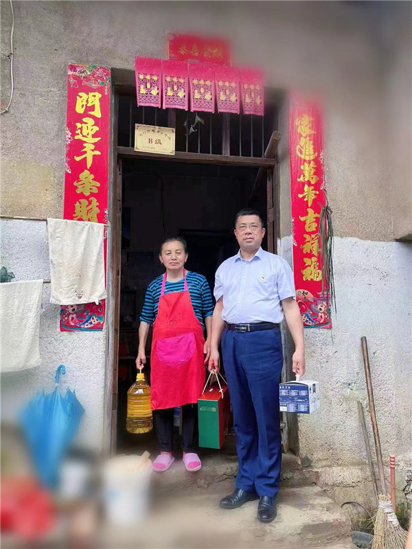 市五院开展节前走访慰问送关爱活动