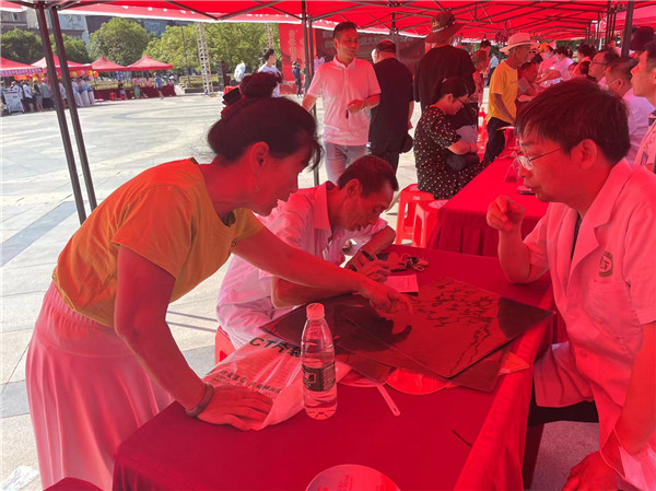 不忘初心,传承中医中药文化——市五院积极参与全市中医药法五周年义诊活动