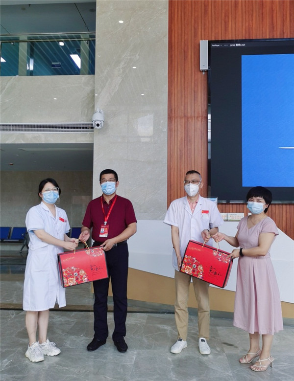 夏日送清凉  关爱入人心--市五院领导慰问临床一线送清凉