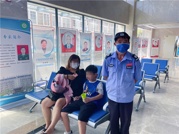 暖心！市五院医护人员及时救治中暑少年