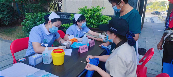 市五院开展“防范养老诈骗,保护人民健康”宣传义诊活动