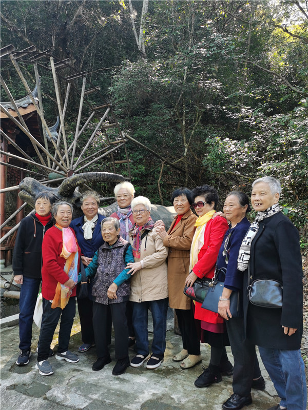 市五院组织退休老同志开展重阳节活动