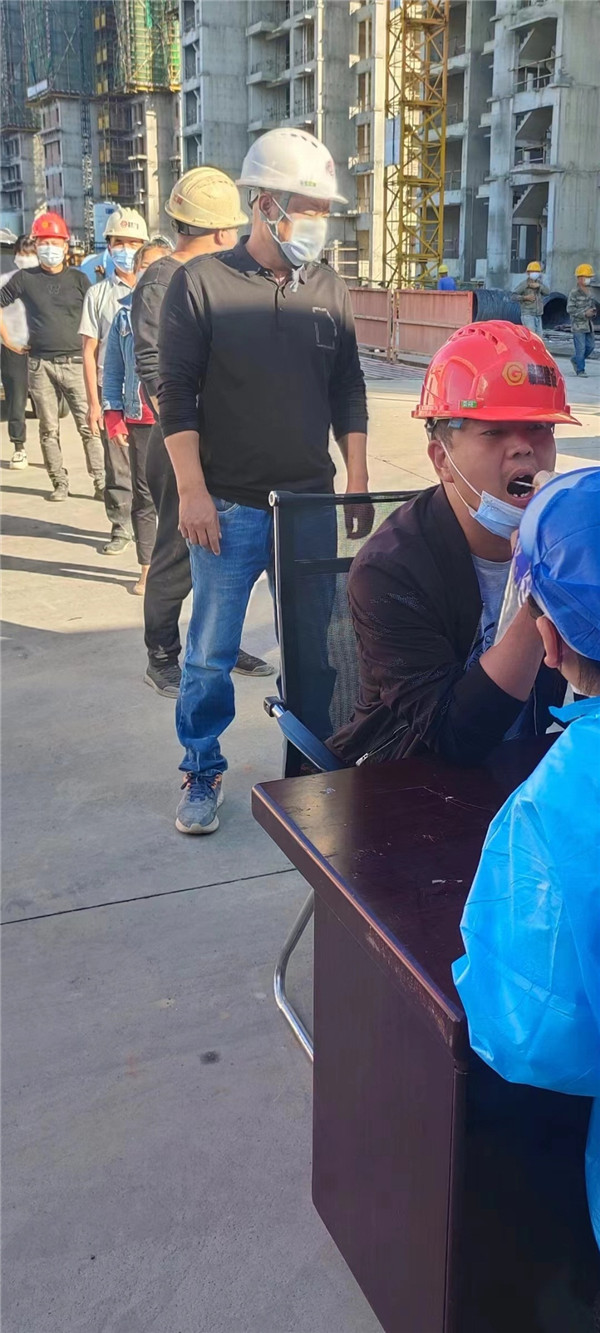 市五院为建筑工地工人提供上门核酸检测服务