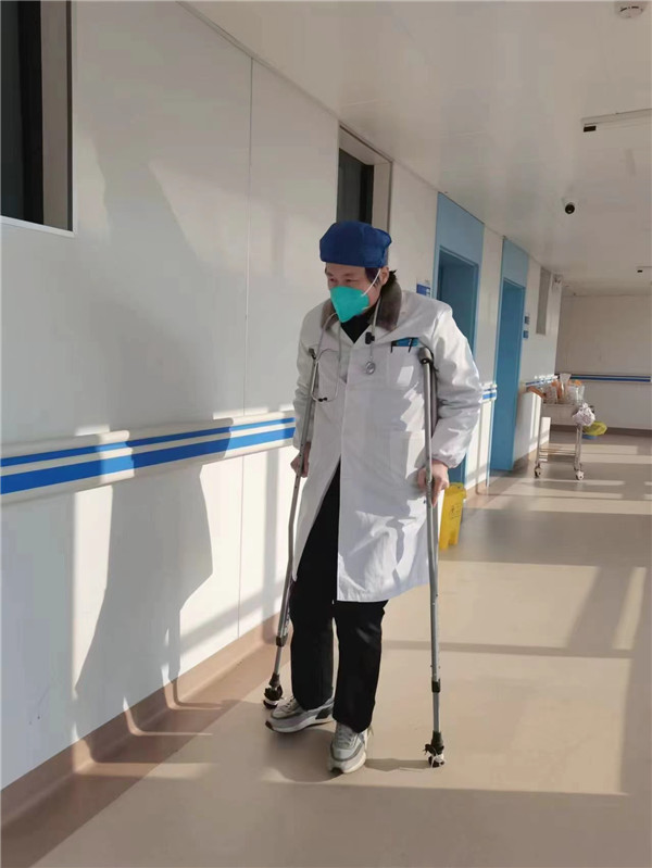 市五院：“拄拐医生”心系患者 坚守岗位守护健康
