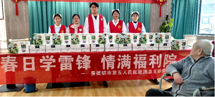 市五院走进养老院开展“学雷锋日”健康义诊活动