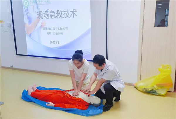 市五院走进幼儿园开展急救技术培训活动