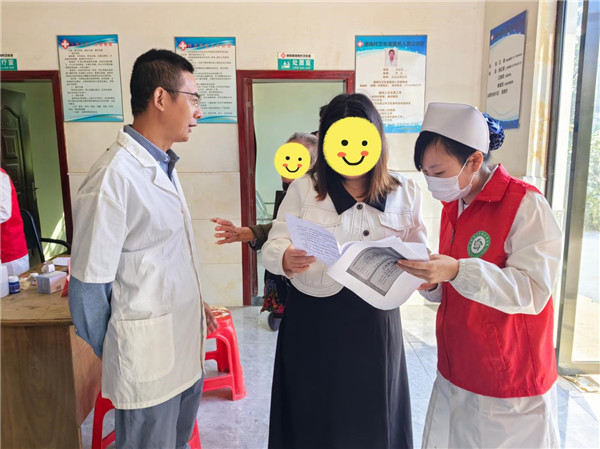 市五院党委走进丽阳港南村开展健康义诊活动