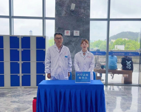 市五院医疗保障队护航游客“五一”假期之旅