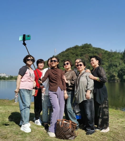 市五院开展退休职工重阳节活动