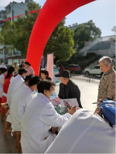 市五院走进梨树园社区开展慢阻肺病患者健康义诊活动