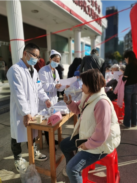 市五院走进梨树园社区开展慢阻肺病患者健康义诊活动