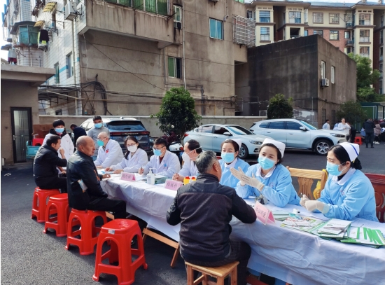 市五院走进吕蒙街道开展肺部健康义诊活动